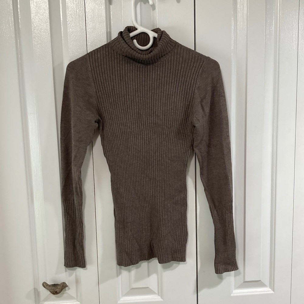 NWOT Worthington fitted sweater. Color: Charcoal grey. Size: XS. Non smoker home